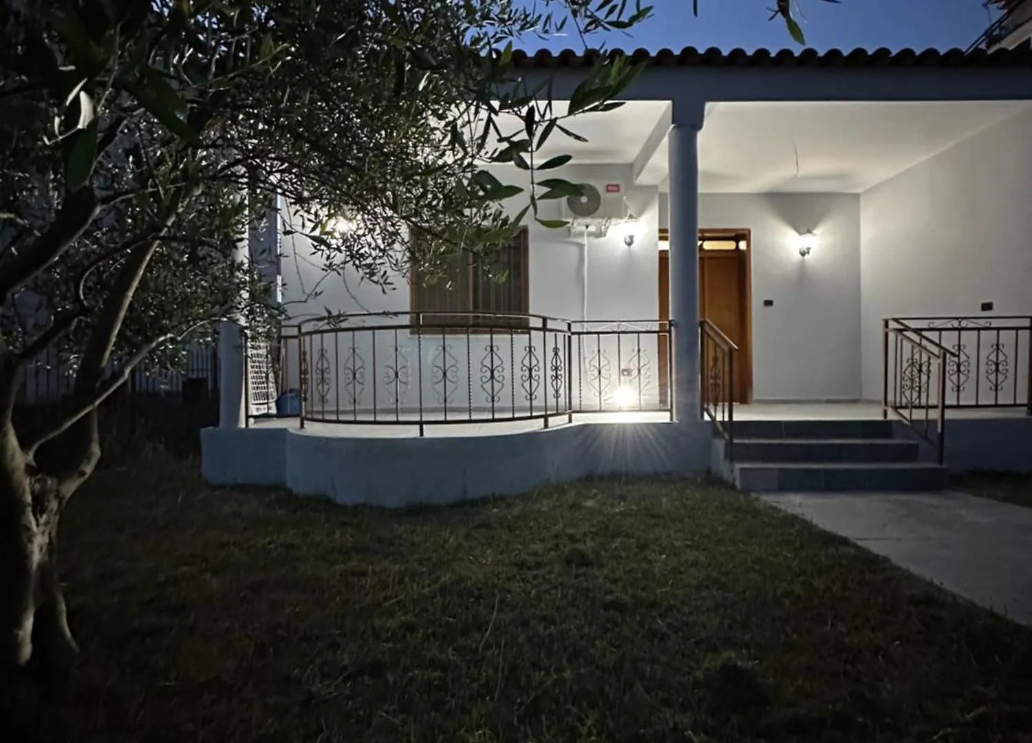 Courtyard Villa Tirana 0*,